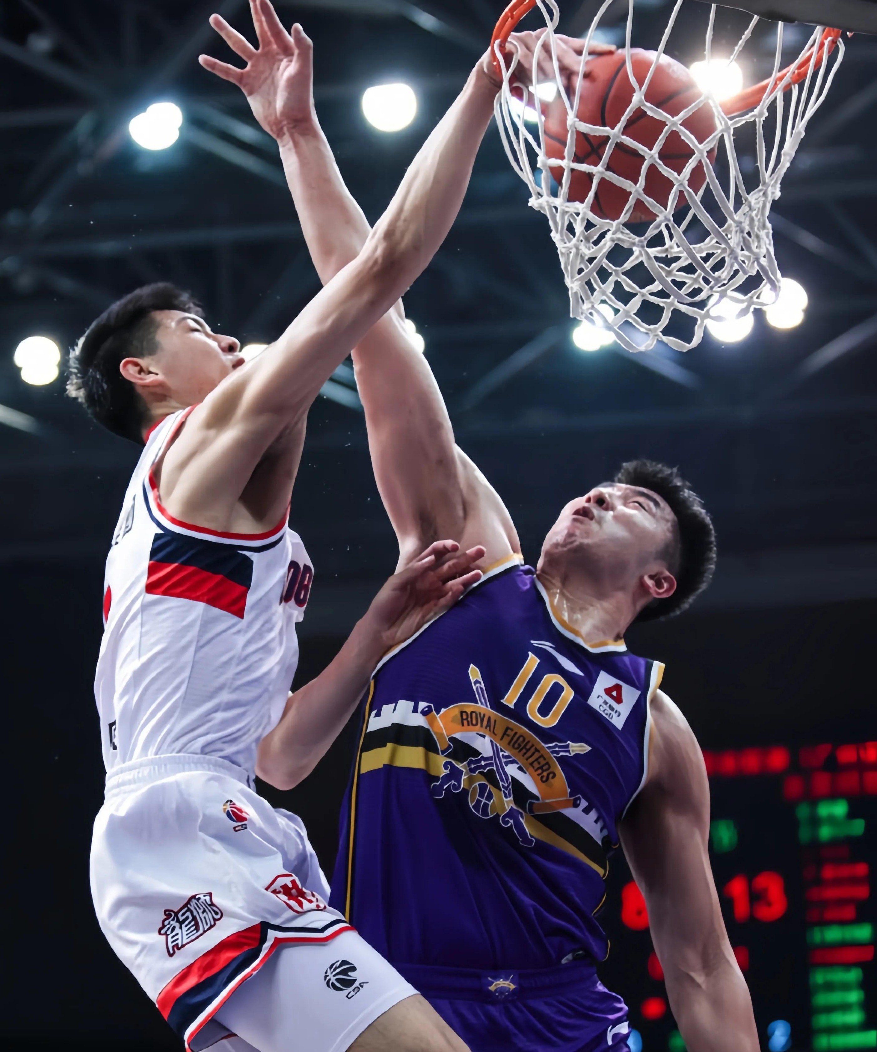 波尔图发布备战花絮；今夜防线松动；CBA季后赛任务艰巨；训练强度明显提升的简单介绍